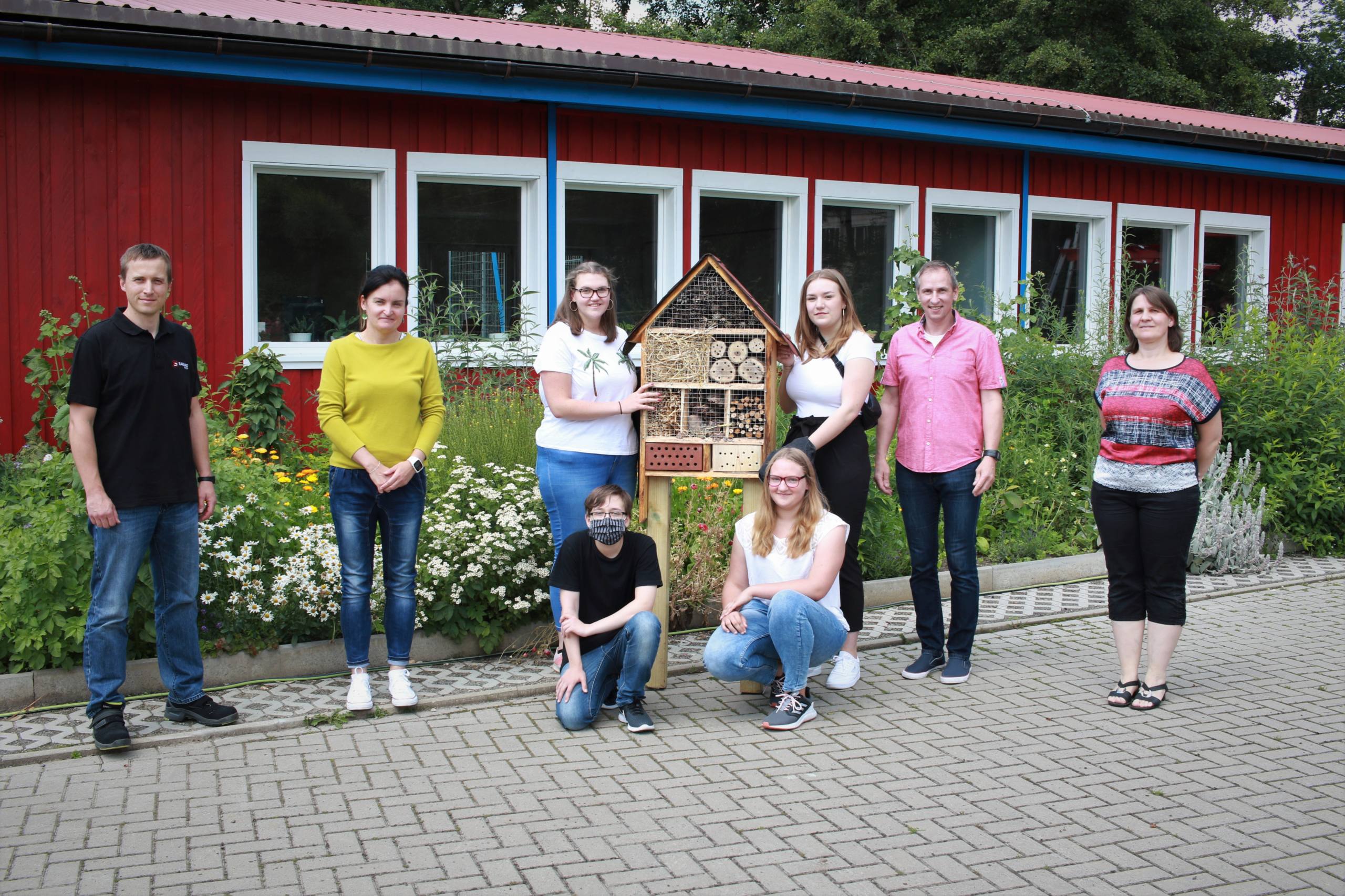 SchülerInnen der SABEL Schule Saalfeld überreichen ein selbst gebautes Insektenhotel