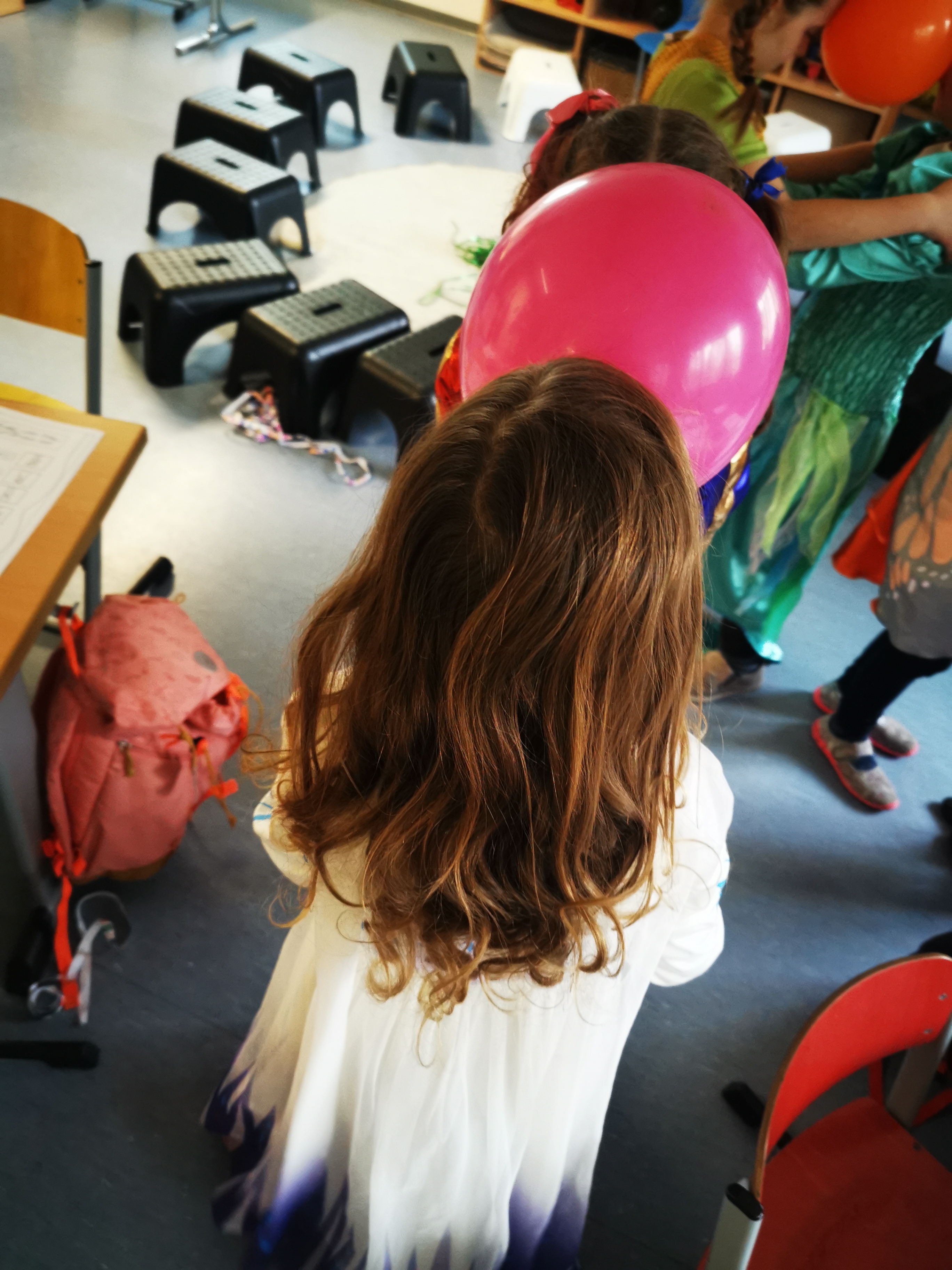 SABEL Saalfeld Schülerin bläst Ballon auf